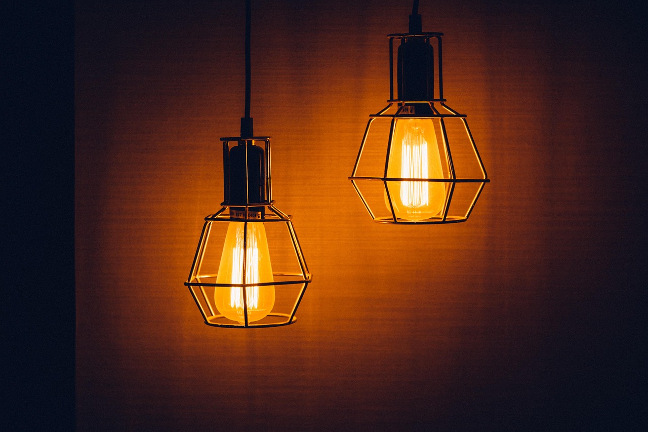 Kleurrijke glazen hanglamp in artistiek patroon.