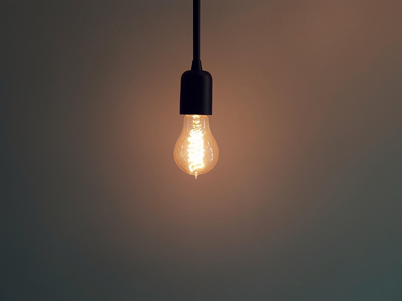Rustieke houten hanglamp met creatieve vormen.