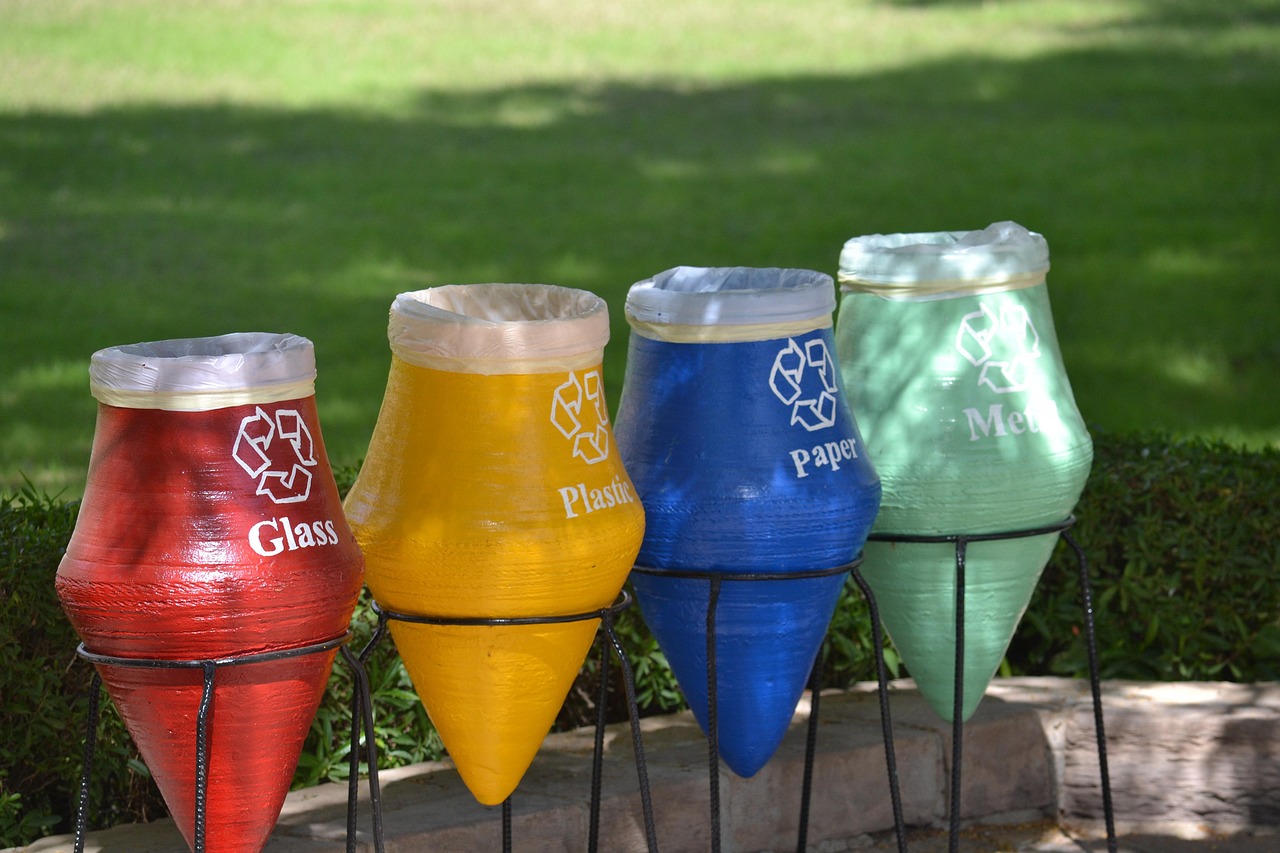 Tuinpad met kleurrijke gerecyclede glazen tegels. Tuinpad met kleurrijke gerecyclede glazen tegels.