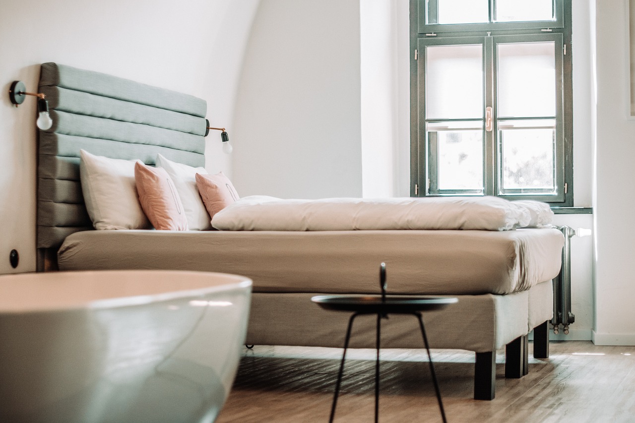 Een serene zithoek met comfortabele zitplaatsen, zonder technologie. Een serene zithoek met comfortabele zitplaatsen, zonder technologie.