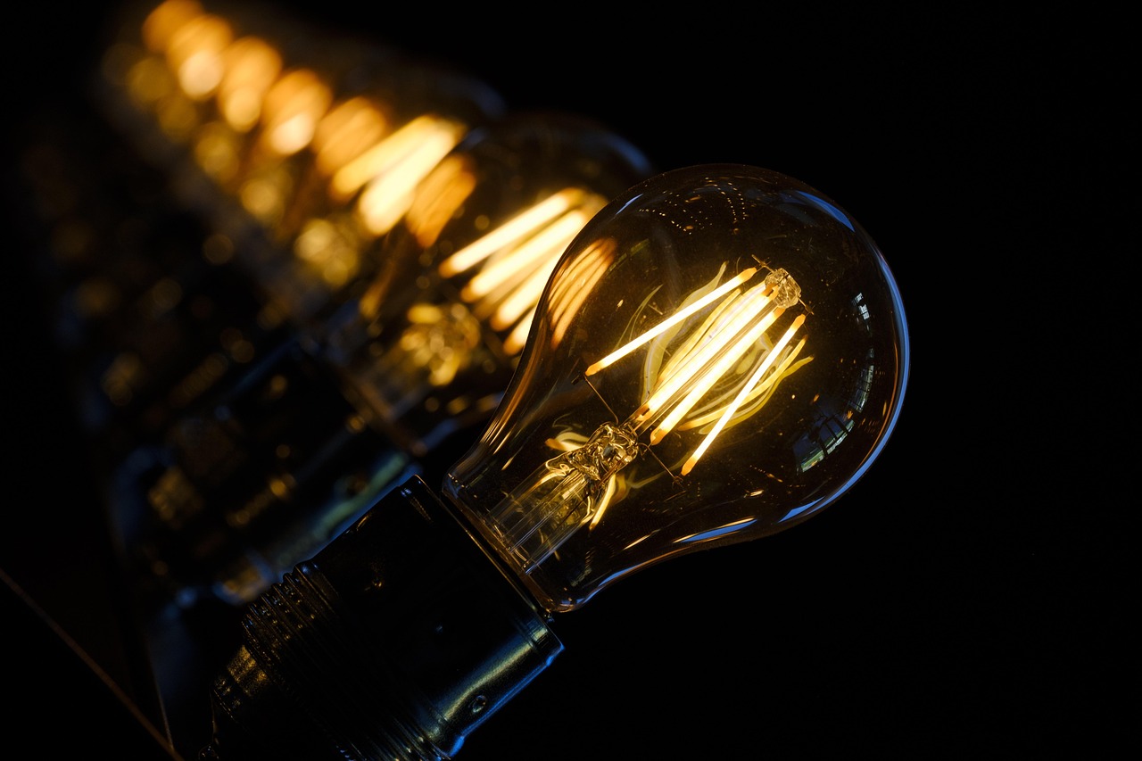 Trendsettende hanglampen verlichten lichte zomerse entree. Trendsettende hanglampen verlichten lichte zomerse entree.