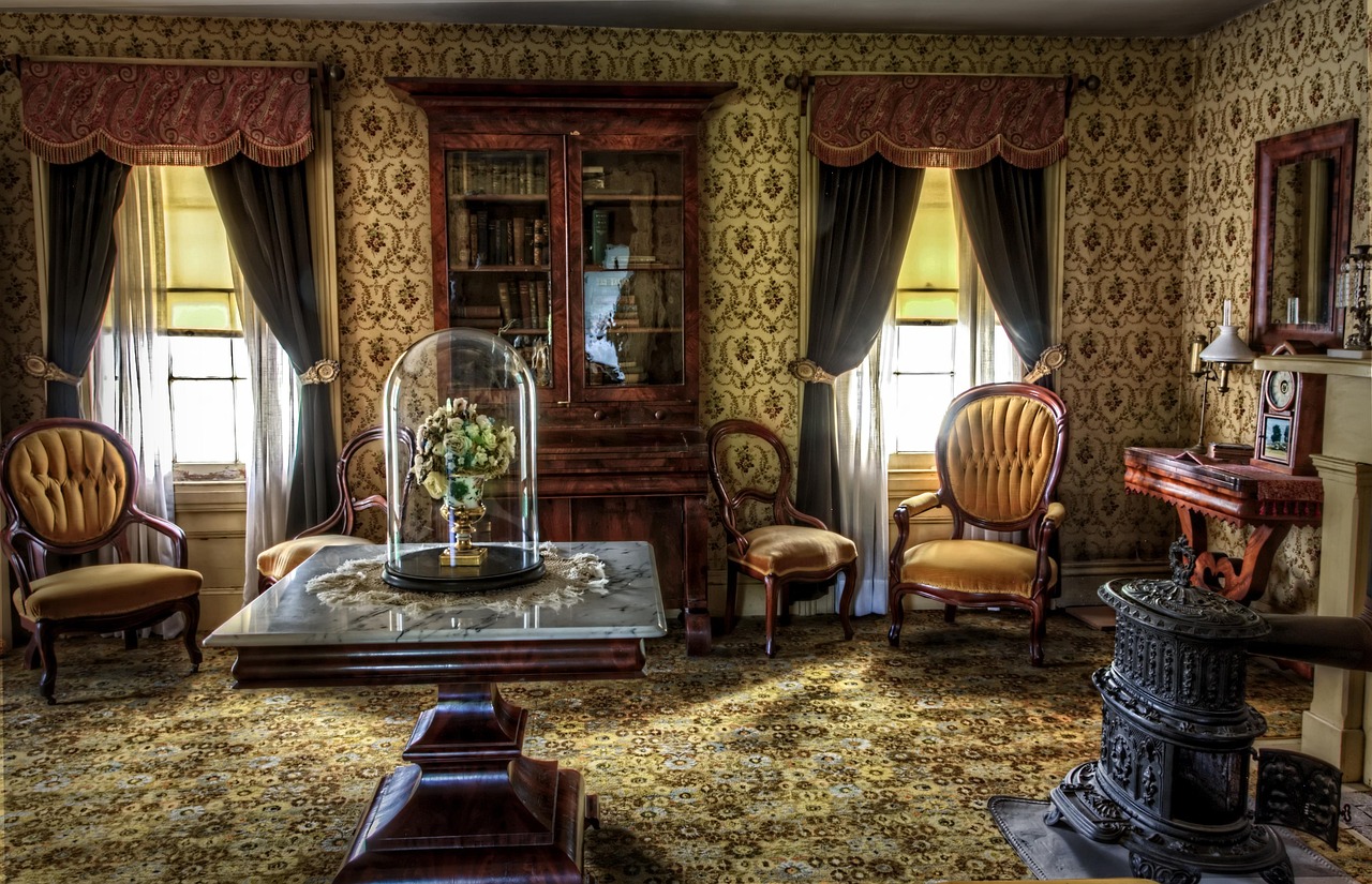Zonnige woonkamer met ochre en terracotta decor.