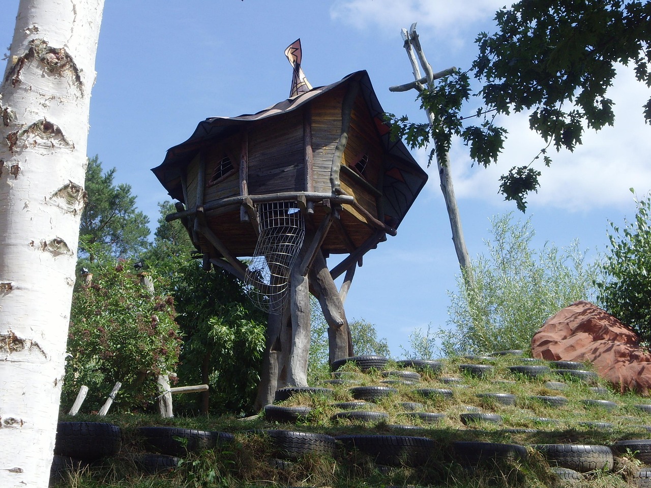 Rustieke boomhut met uitzicht op het bos.