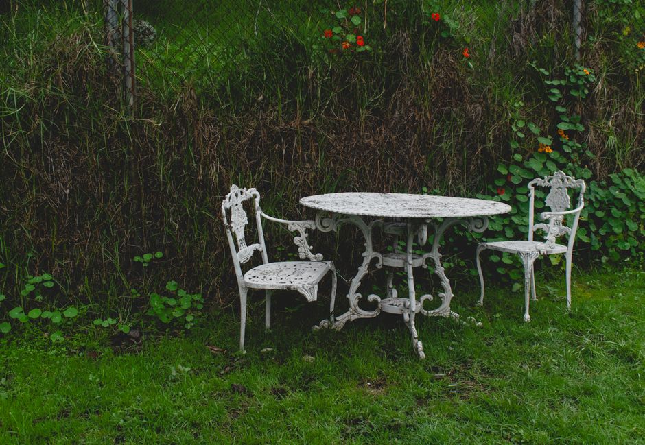 Rotan tuinstoelen, historisch ontwerp met stijlvolle details.
