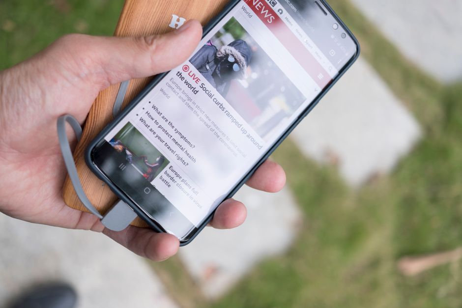 Compacte zonne-oplader aangesloten op smartphone.