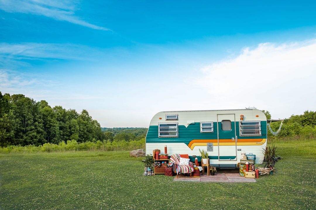 Hergebruik concept: vintage kampeeraccessoires van caravan wanden