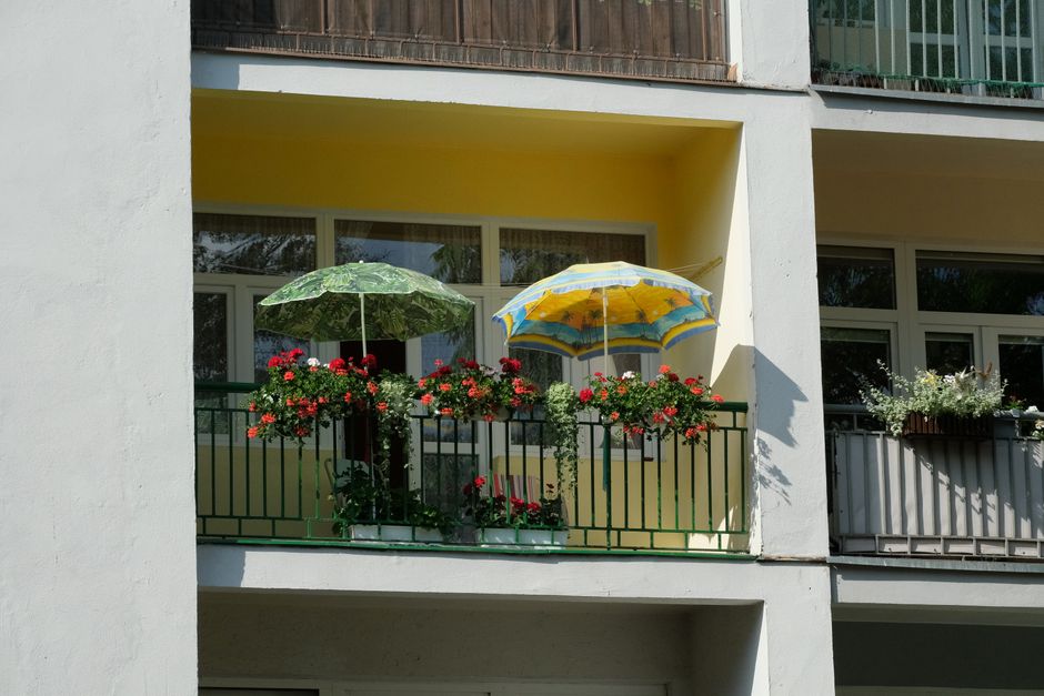 Onzeense koelte: draagbare zonneschermen voor het balkon