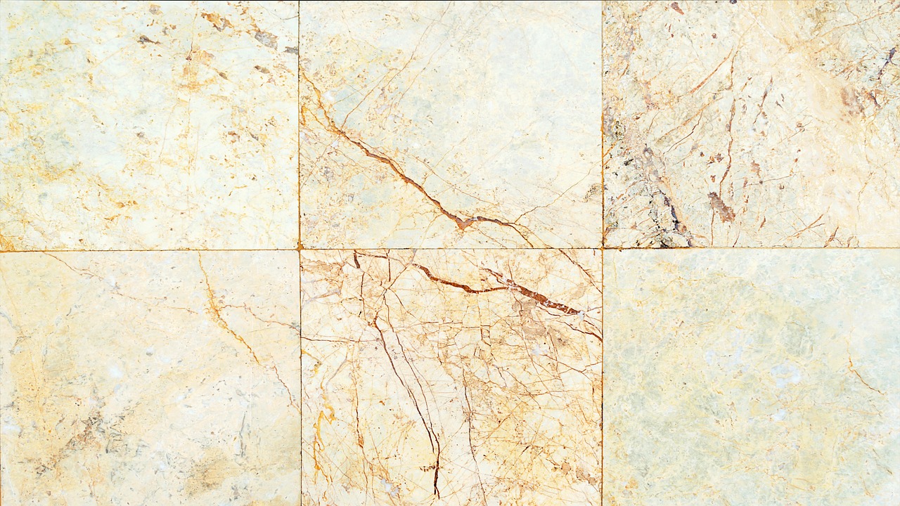 Zomers keukeninterieur met marmer-effect tegeldesign.