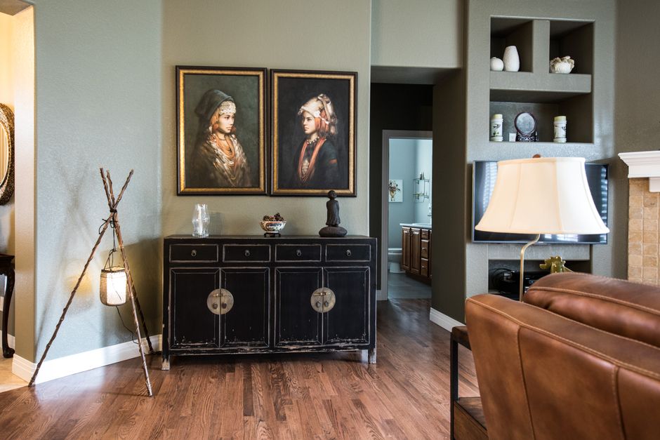Kleurrijke bloemenprints in jaren '70 decor.
