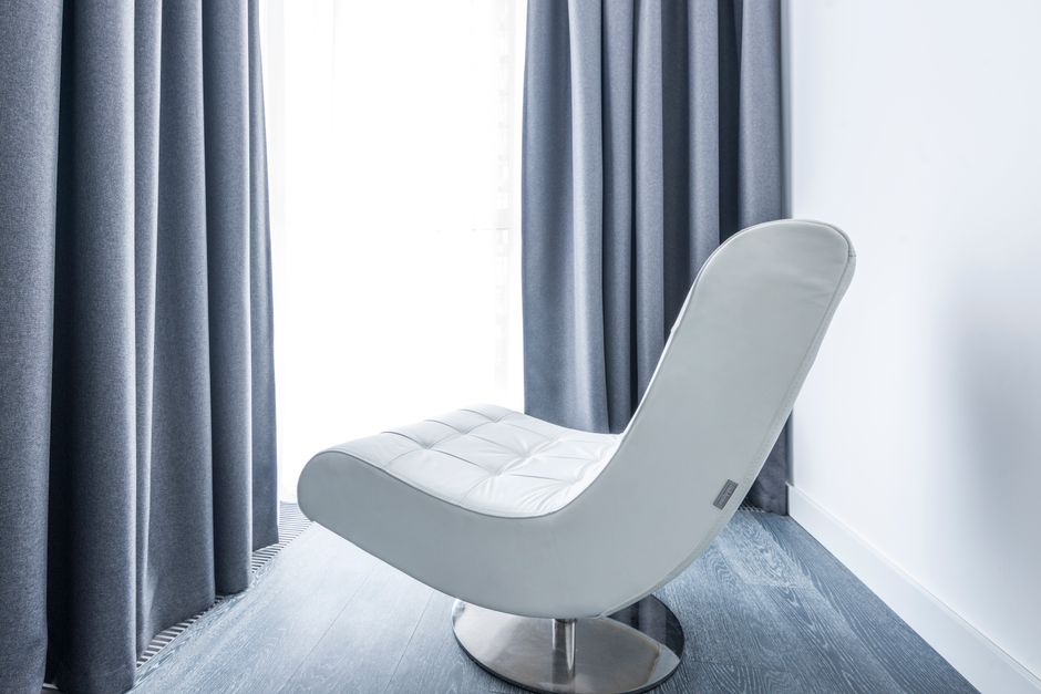 Gezellige woonkamer met warme, isolerende gordijnen.