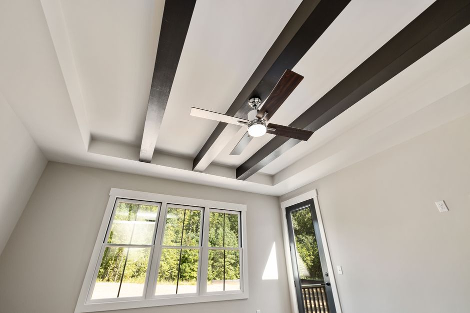 Stijlvolle ventilatorverlichting in herfstinterieur. Stijlvolle ventilatorverlichting in herfstinterieur.