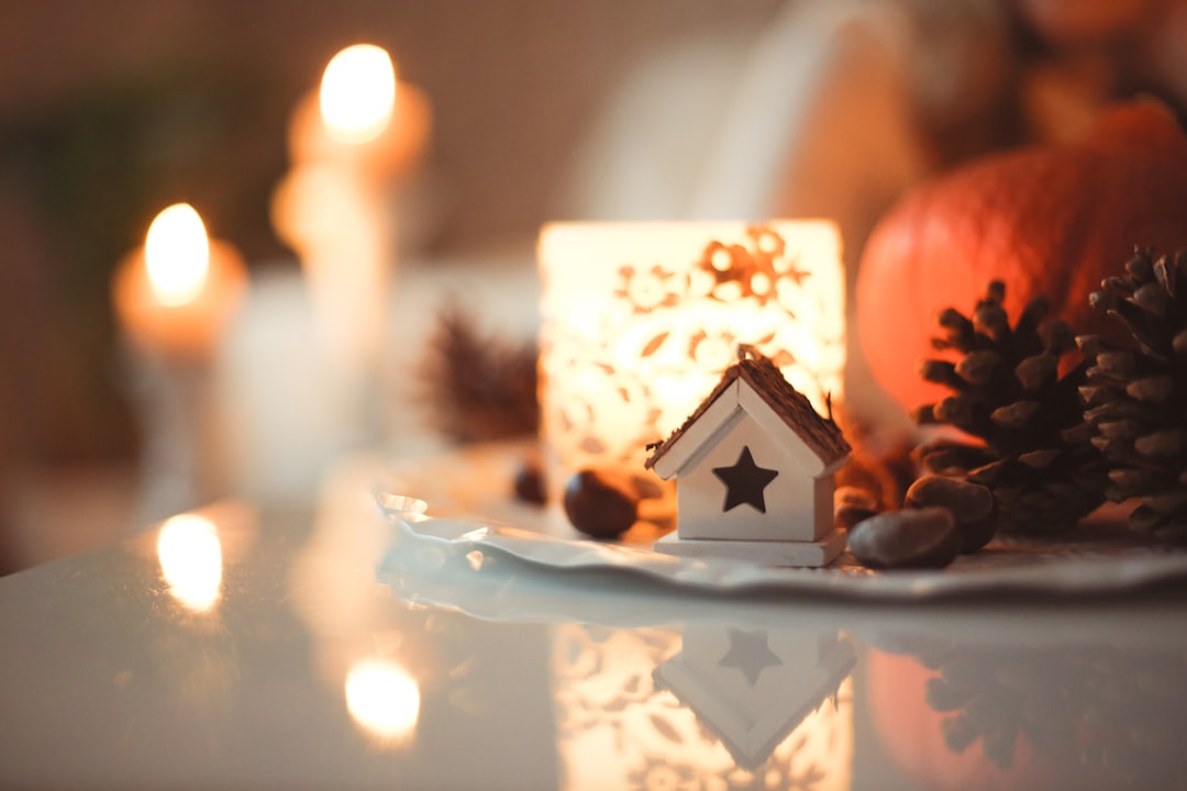 Herfsttafel met pompoenen en kleurrijke bladeren. Herfsttafel met pompoenen en kleurrijke bladeren.