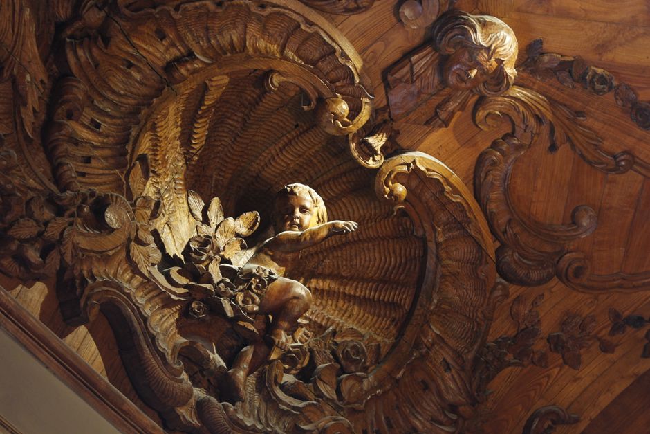 Rustieke houten kunststukken in natuurlijke omgevingen. Rustieke houten kunststukken in natuurlijke omgevingen.