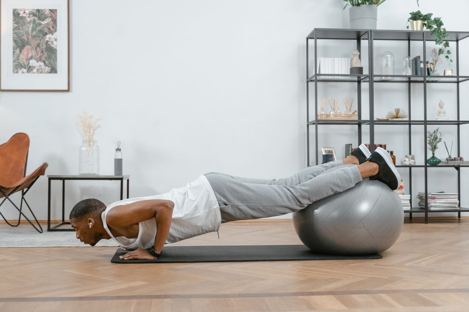 Heldere poster over dagelijkse thuisworkout-routines.